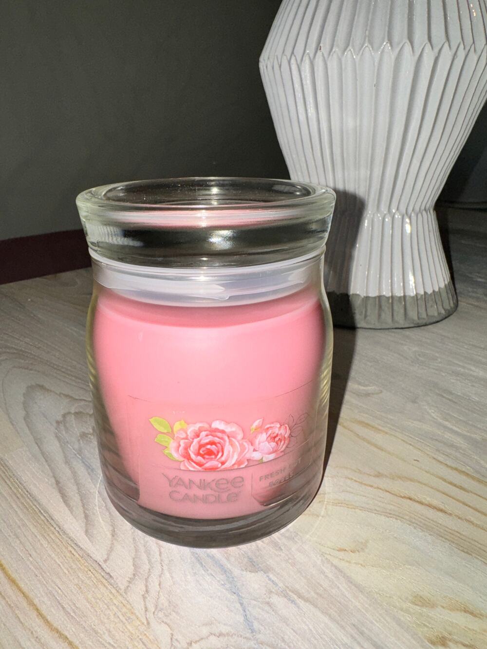 YANKEE CANDLE Pink Fresh Cut Roses Scent Double Wick Fragrance Classic Jar 13oz